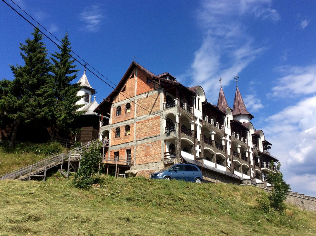 Piatra Fantanele Monastery景点图片