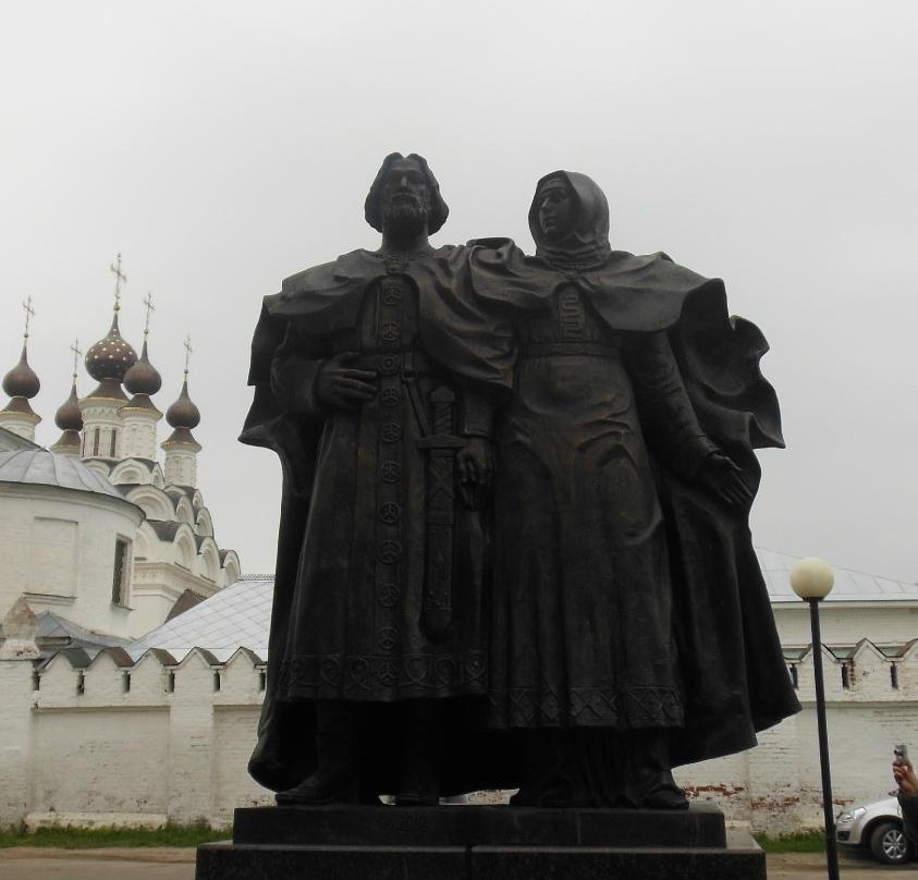 Saint Peter and Fevroniya of Murom Sculpture-海参崴必去景点