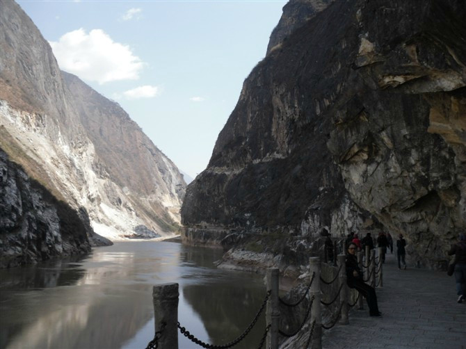 上虎跳峡谷景点图片