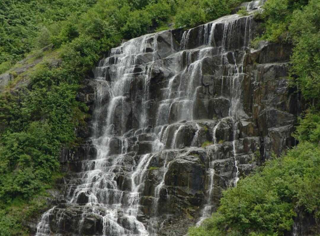 Meziadin Lake景点图片