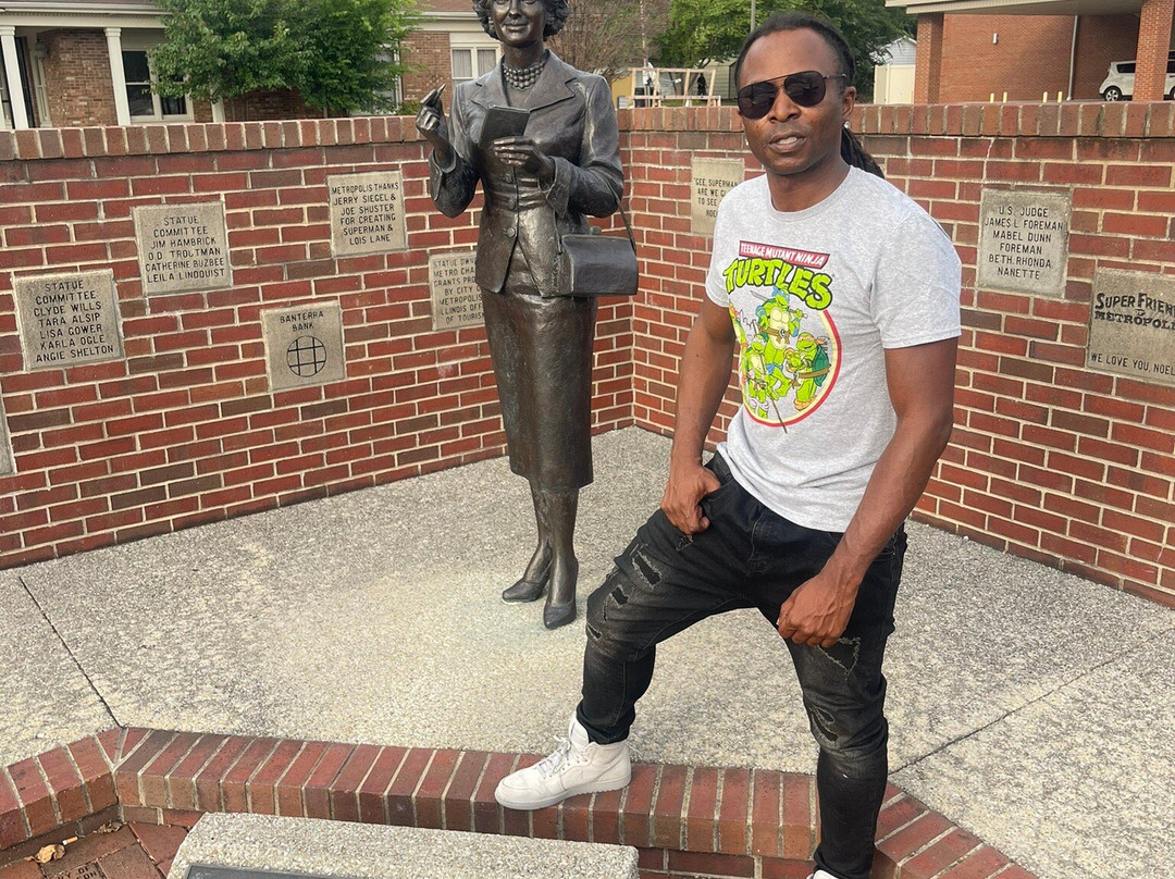 Noel Neill statue-Metropolis必去景点