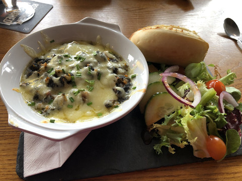 the poundffald inn-Four Crosses必去景点