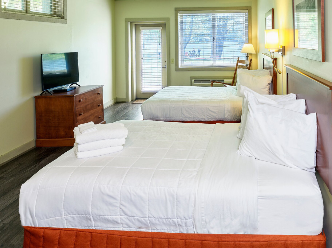 Peaks Of Otter Lodge主图