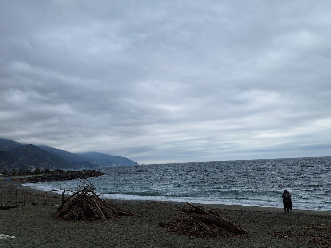 Spiaggia di Fegina-滨海蒙特罗梭必去景点