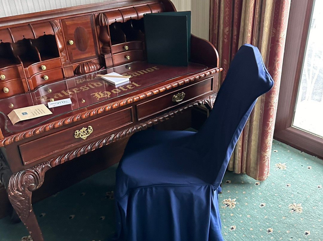 Lakeside Manor Hotel主图