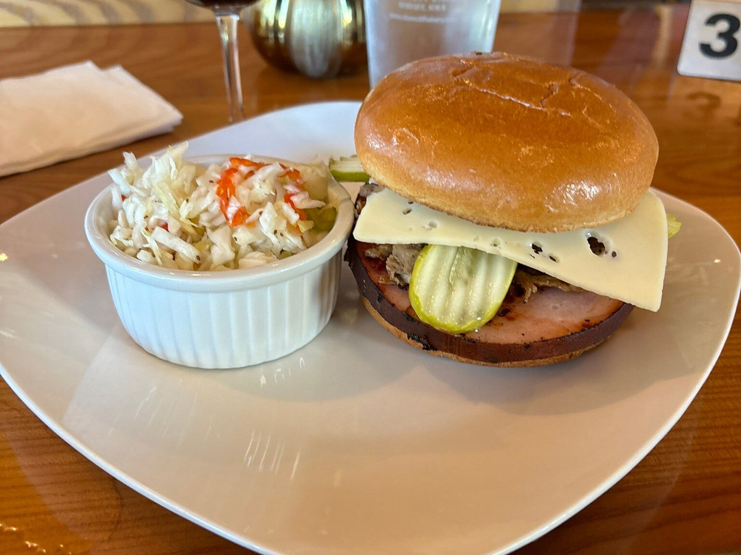 Stone Cliff Winery-迪比克必去景点