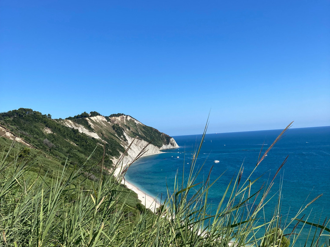 Spiaggia Mezzavalle-安科纳必去景点