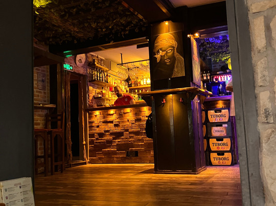 Queen Bar (terrace)-卡斯必去景点