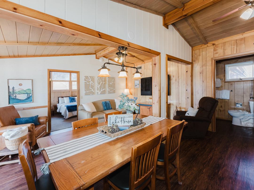 Happy Hollow Resort主图