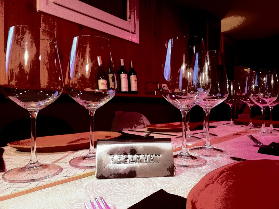 Vine, Vins I Platets