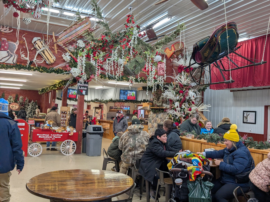 Rooftop Landing Reindeer Farm-Clare必去景点