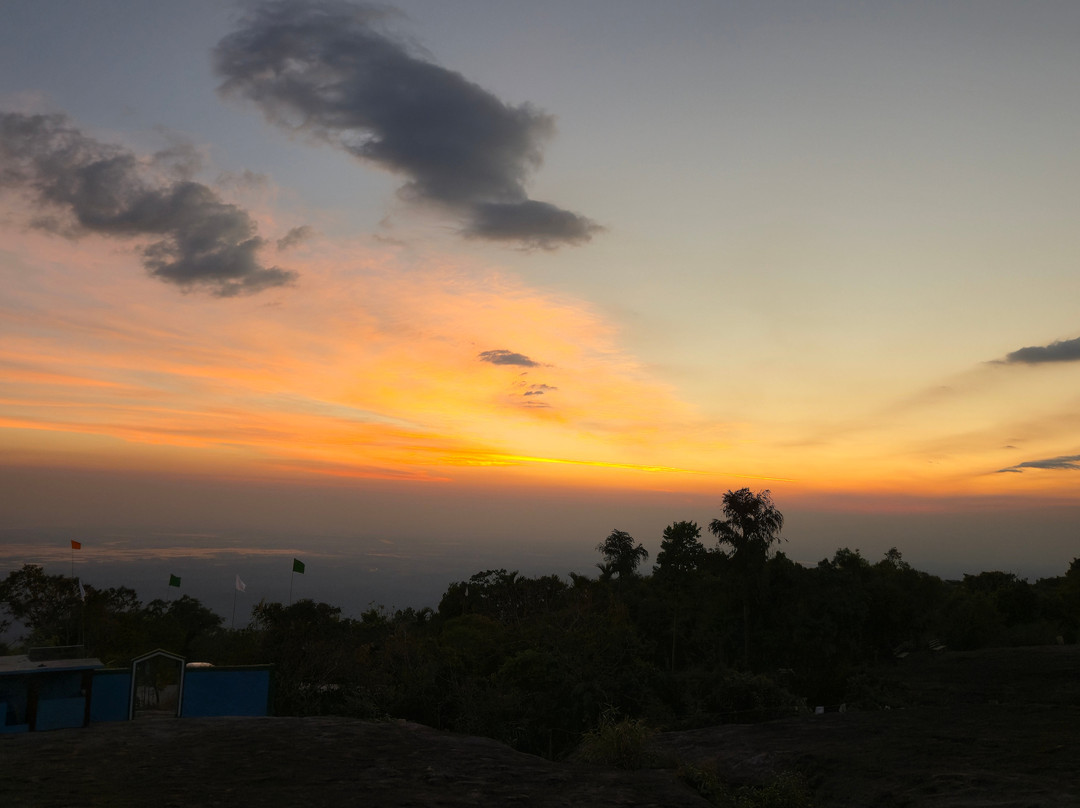 Travel With The Buddies-西隆必去景点