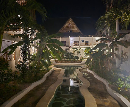 拉飞奇村酒店主图