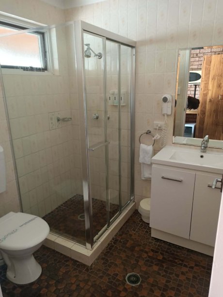 十美元镇酒店-浴室