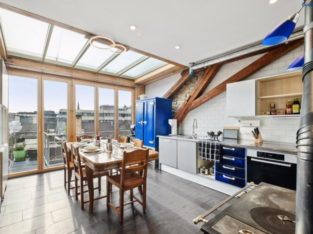 The R Loft - Cosy Hostel, Communal Bathroom And Kitchen