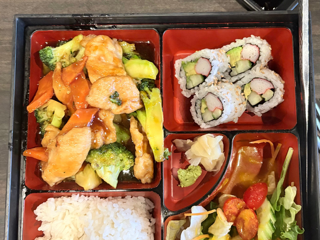 MAKS Asian Kitchen & Sushi