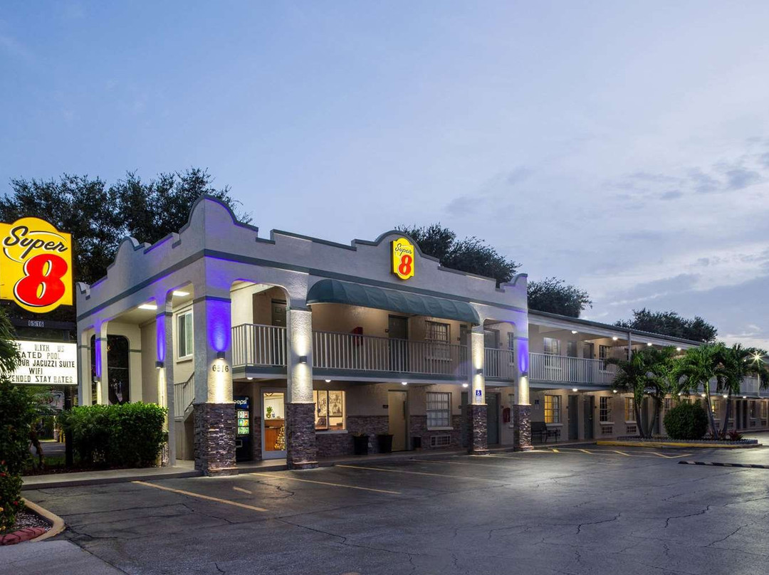 Super 8 by Wyndham Bradenton Sarasota Area