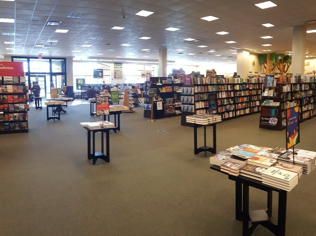 Barnes And Noble Bookstore And Cafe