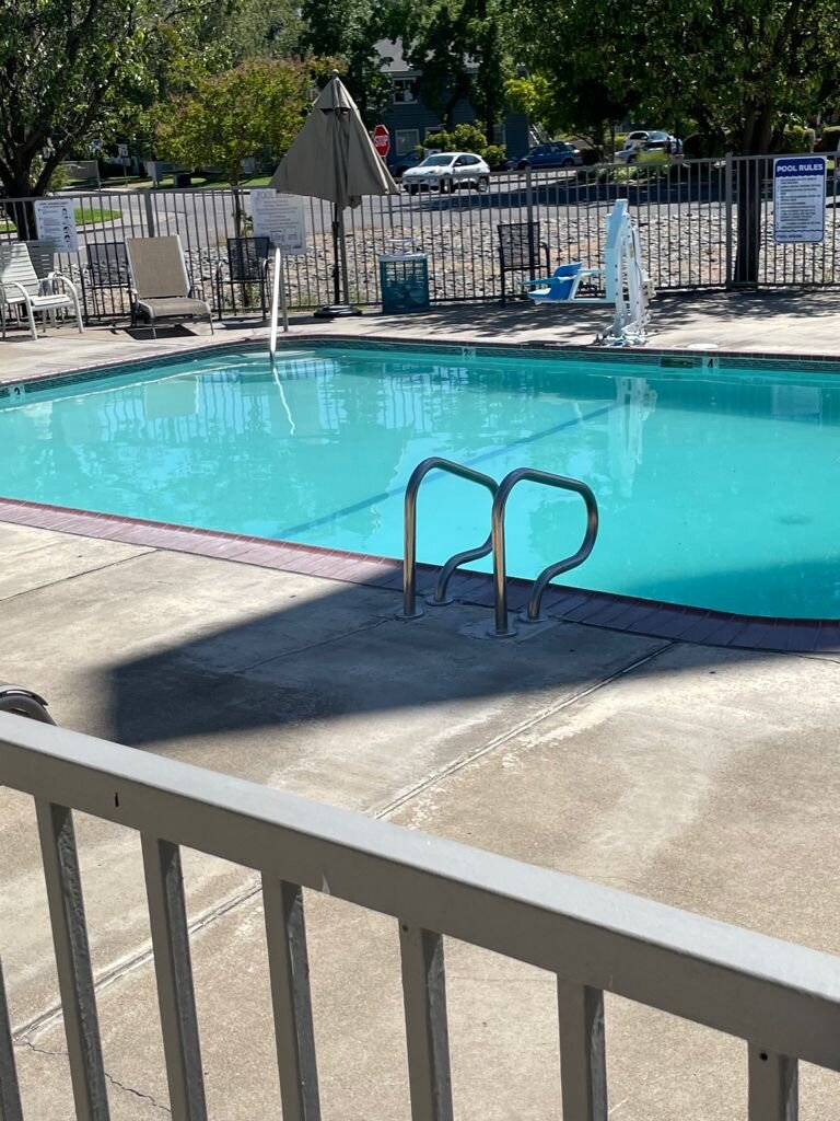 Motel 6 Red Bluff-泳池