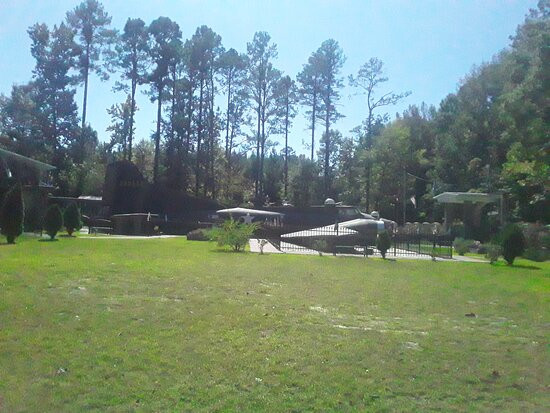 B-17 Memorial Park景点图片