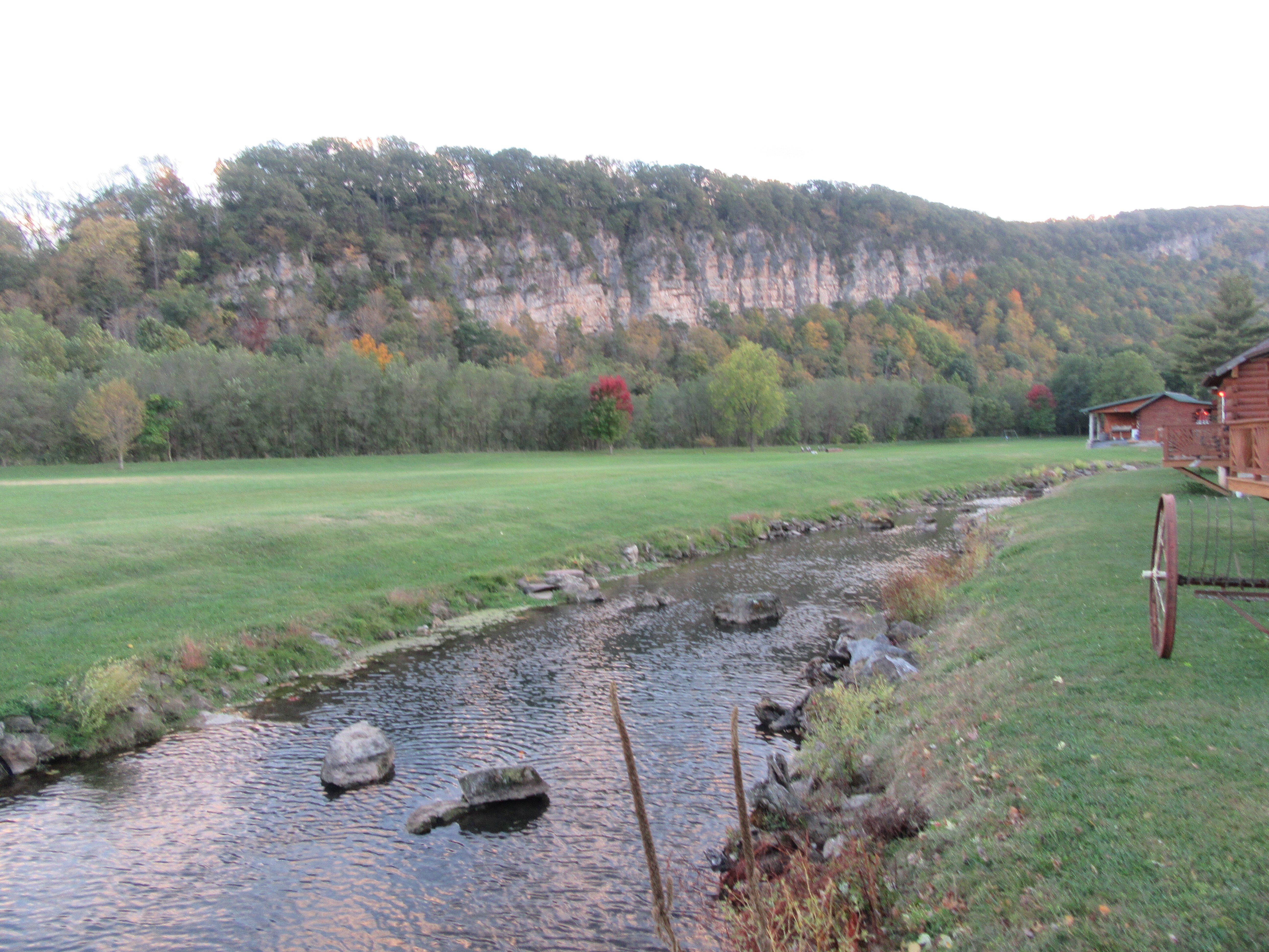 Smoke Hole Caverns & Log Cabin Resort-浴室