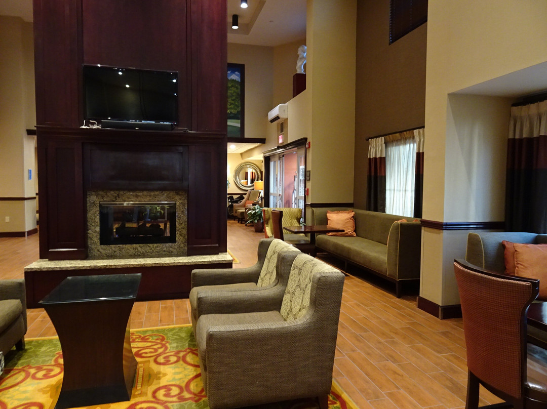 夏洛特维尔大学希尔顿恒庭旅馆&套房酒店主图