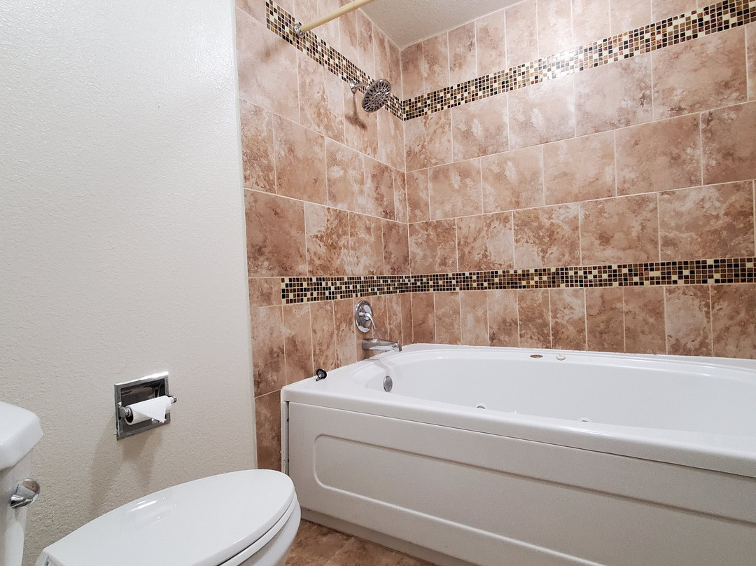 Upper Lake Inn and Suites主图