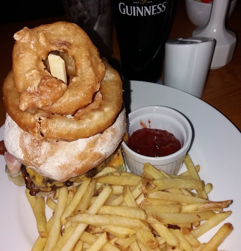 The Golden Lion Hotel主图