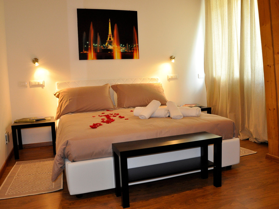 Lunar Room & Breakfast