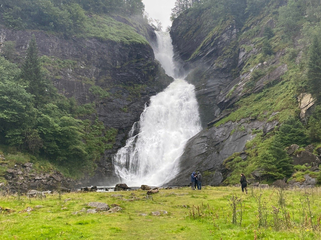 Huldefossen Waterfall景点图片
