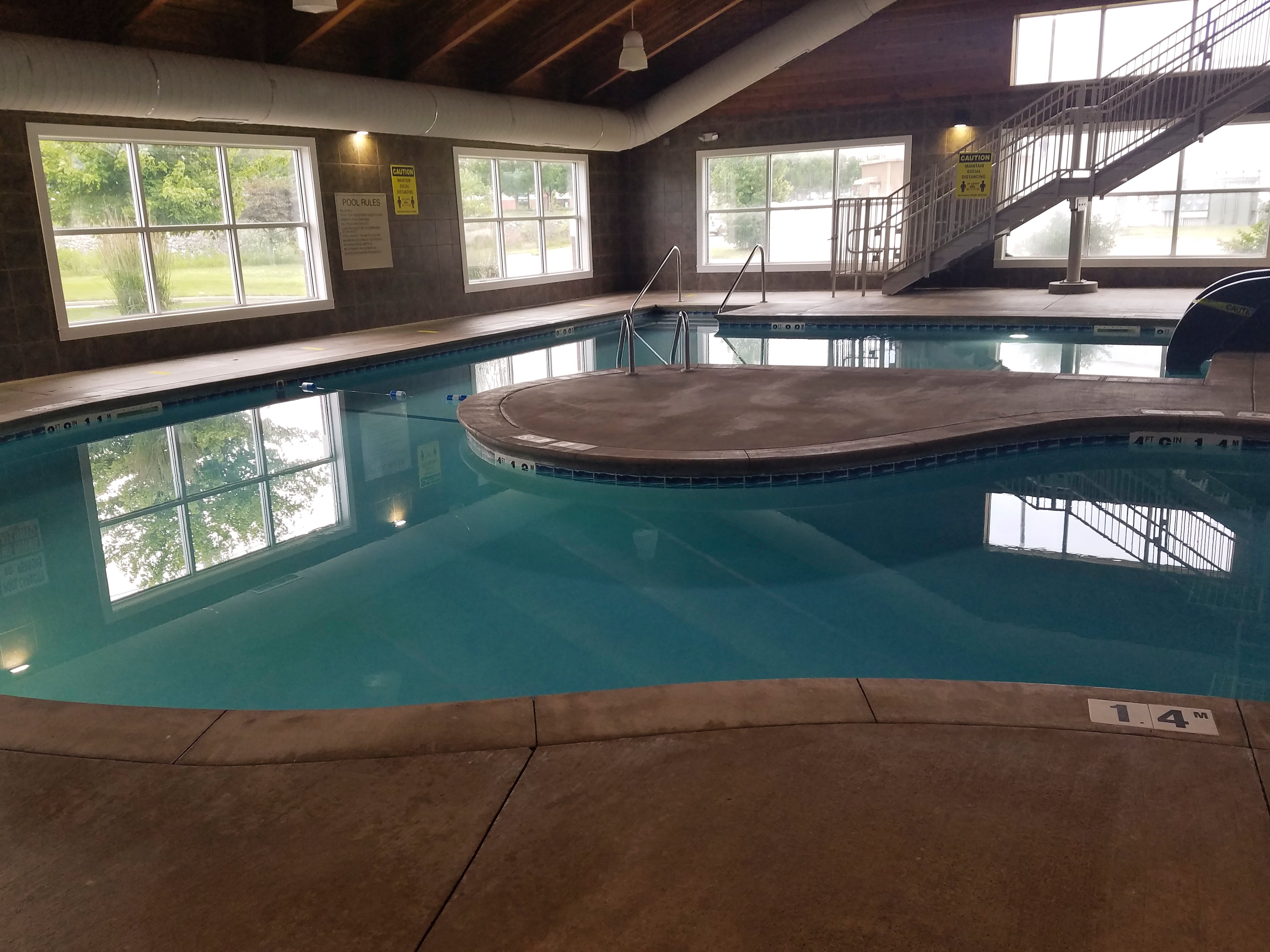 Comfort Suites Coralville I-80-泳池