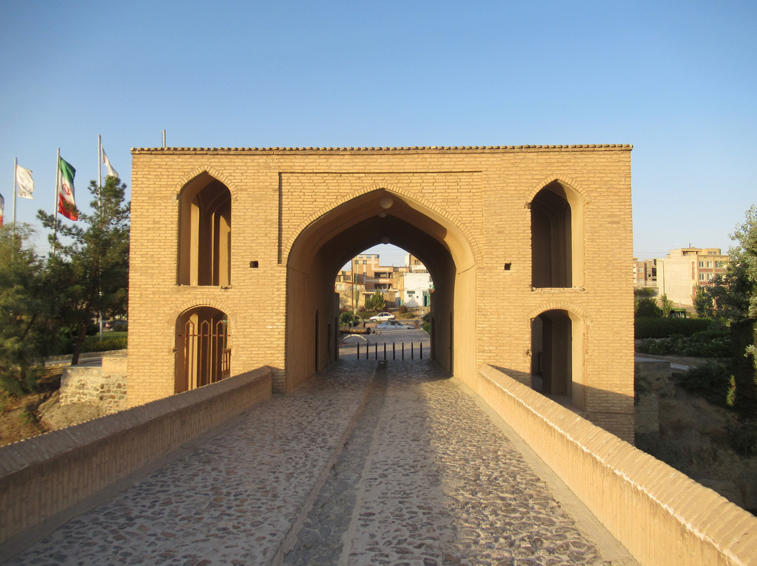 Shahrestan Bridge景点图片