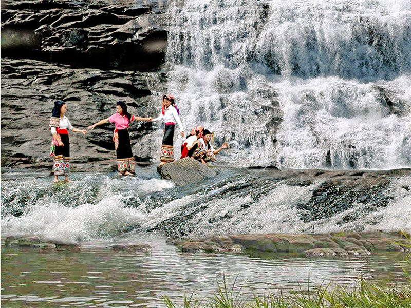 Sao Va Waterfall景点图片