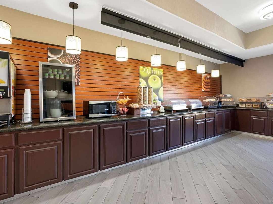 La Quinta Inn & Suites by Wyndham Houston Bush Intl Airpt E主图