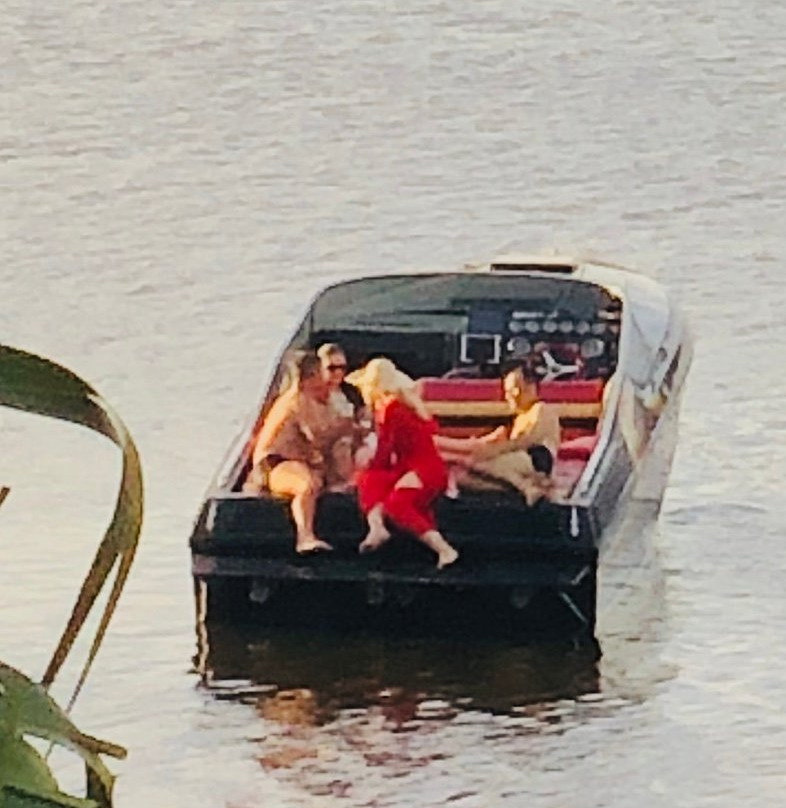 The Swan River Hotel主图