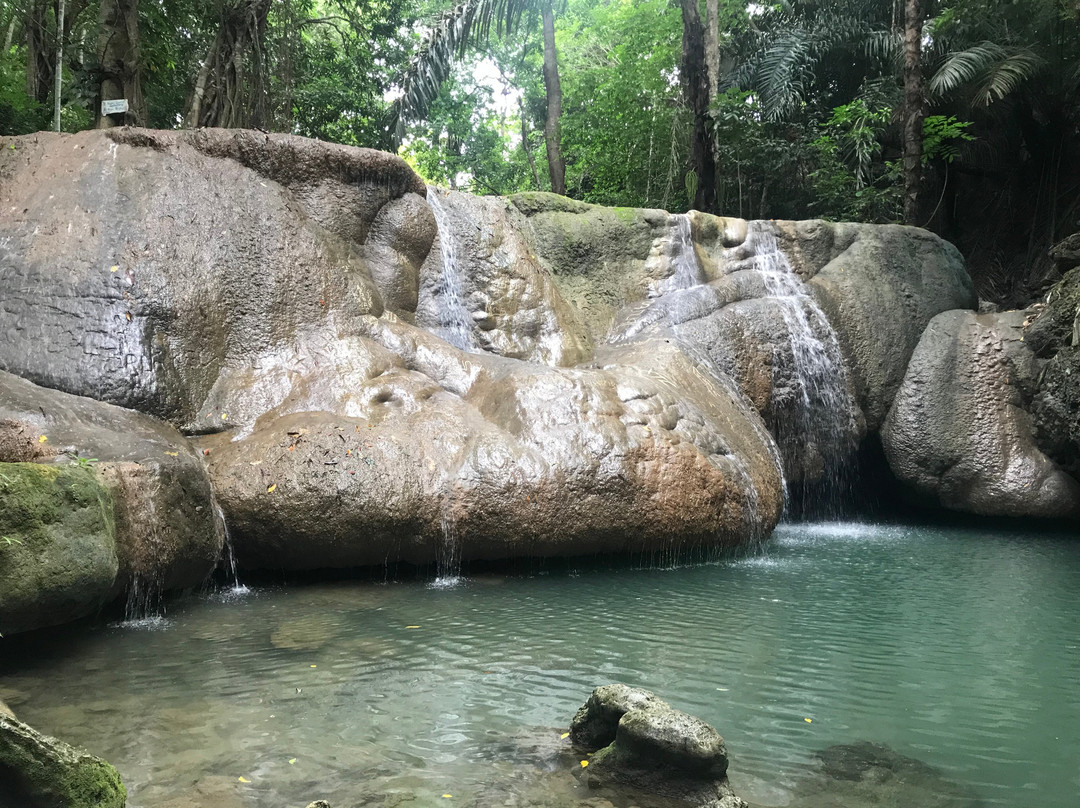 Oenesu Waterfall景点图片