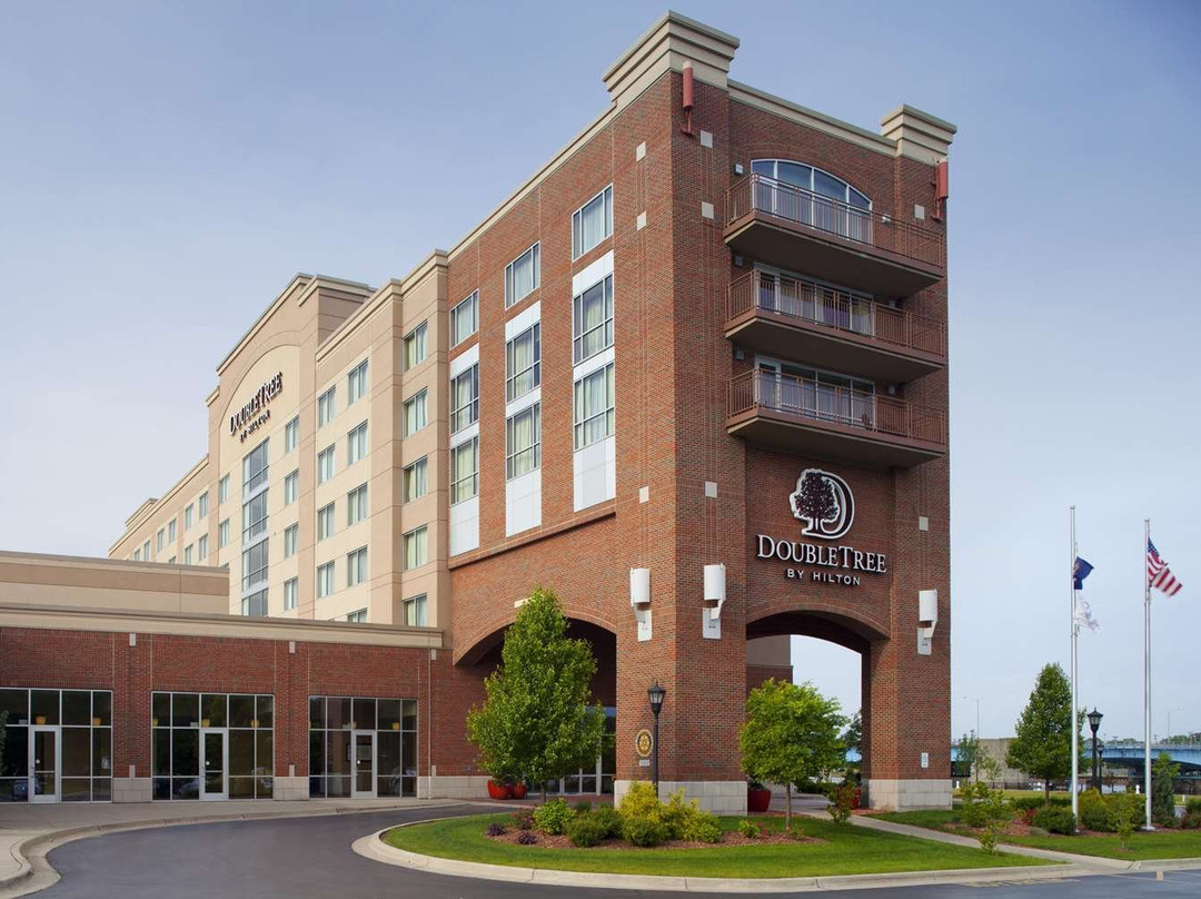 贝城河滨希尔顿逸林酒店主图