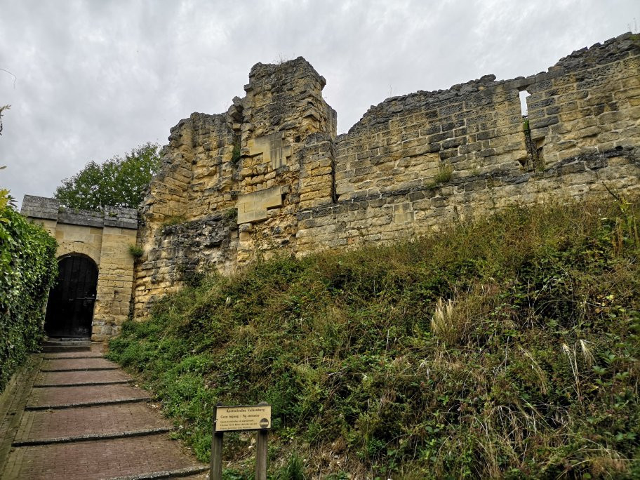 Castle Ruins & Velvet Cave景点图片