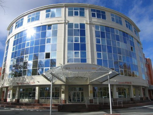 塔拉伊酒店主图