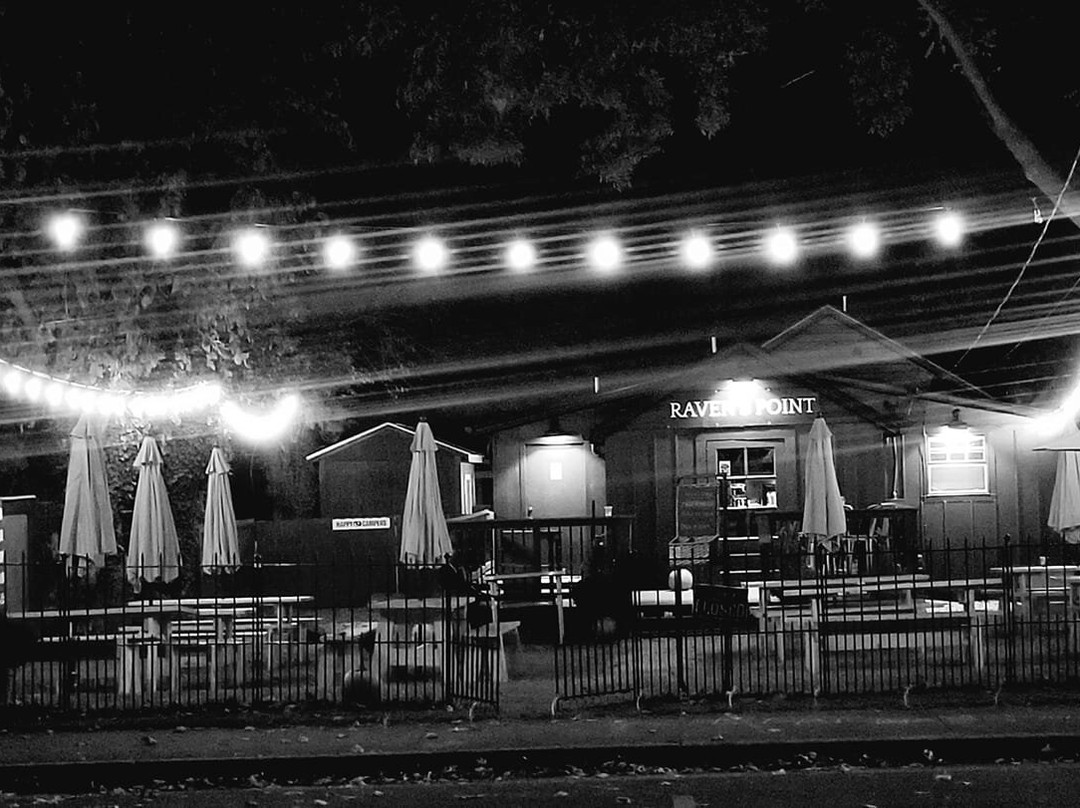 Colonial Beach餐馆和美食-Raven's Point