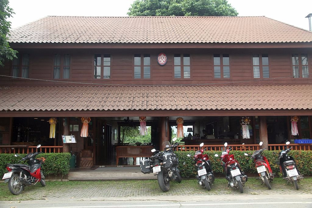 河畔酒店 - 柚木屋主图