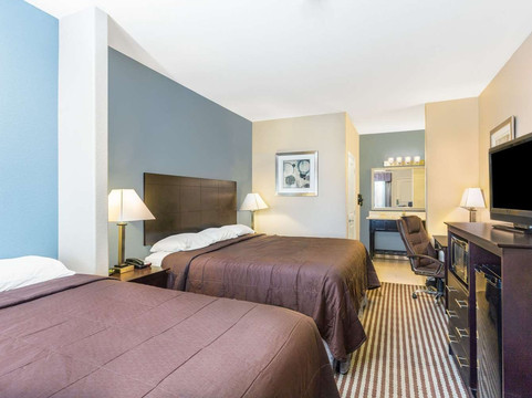 森特温德姆速8酒店主图