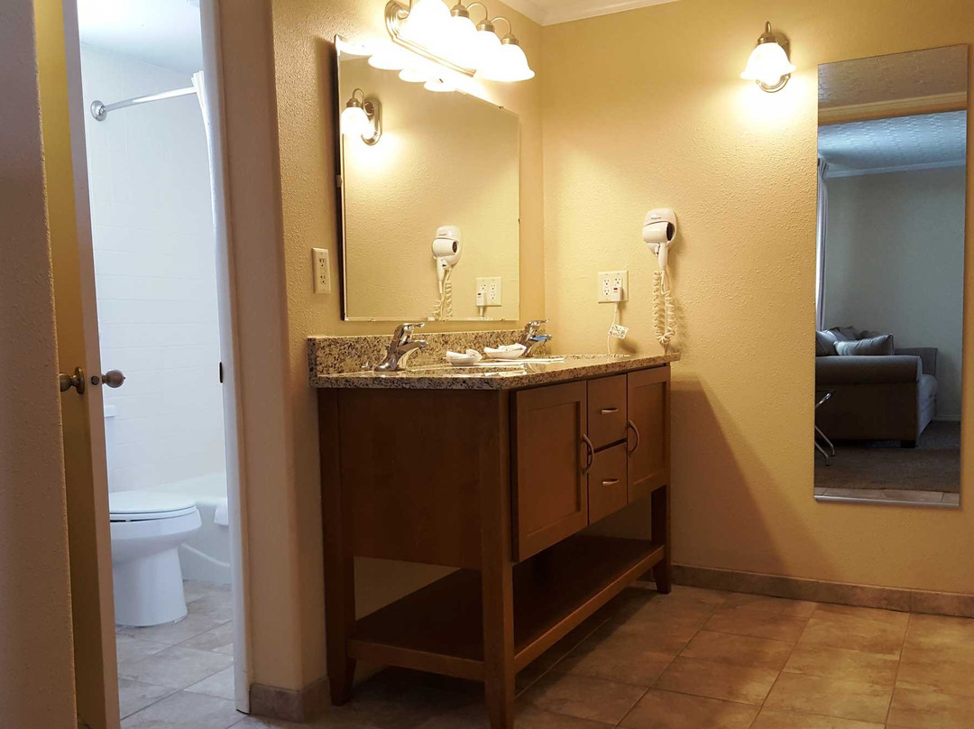 Bristlecone Motel主图