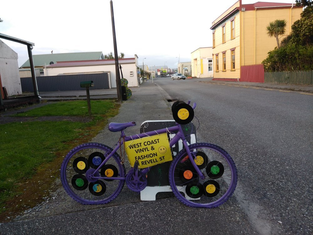 West Coast Vinyl & Fashion-霍基蒂卡必去景点