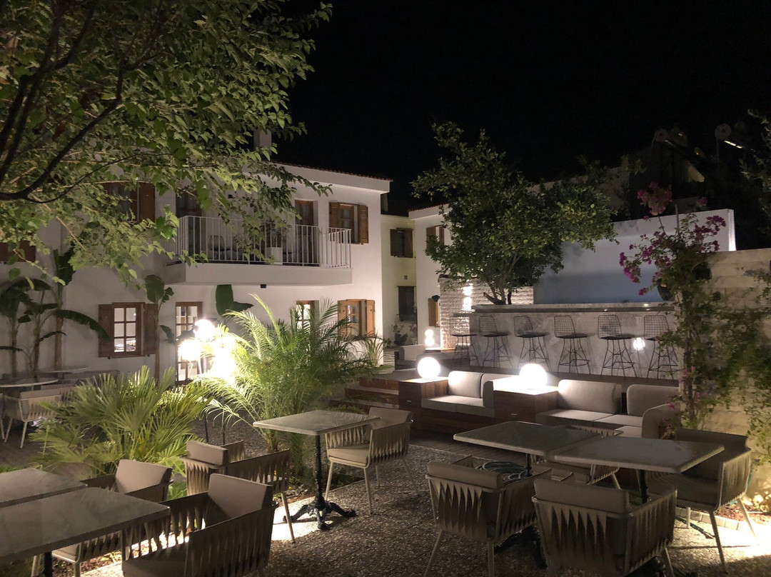 Mellow Blue Hotel & Restaurant