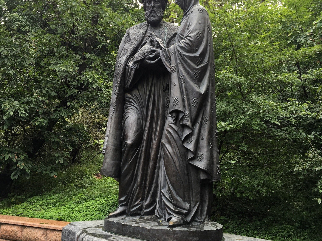 Saint Peter and Fevroniya of Murom Sculpture-海参崴必去景点