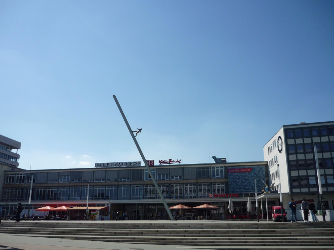 Man walking to the sky-卡塞尔行政区必去景点