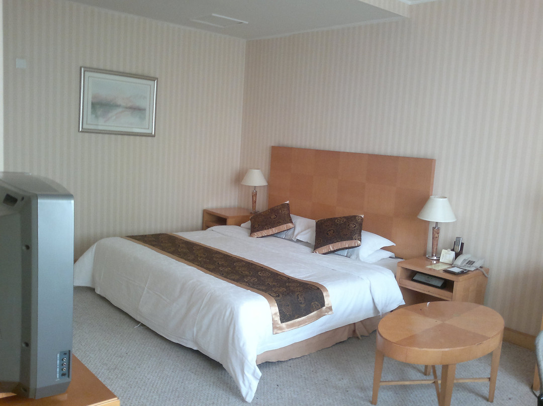 燕春花园酒店主图