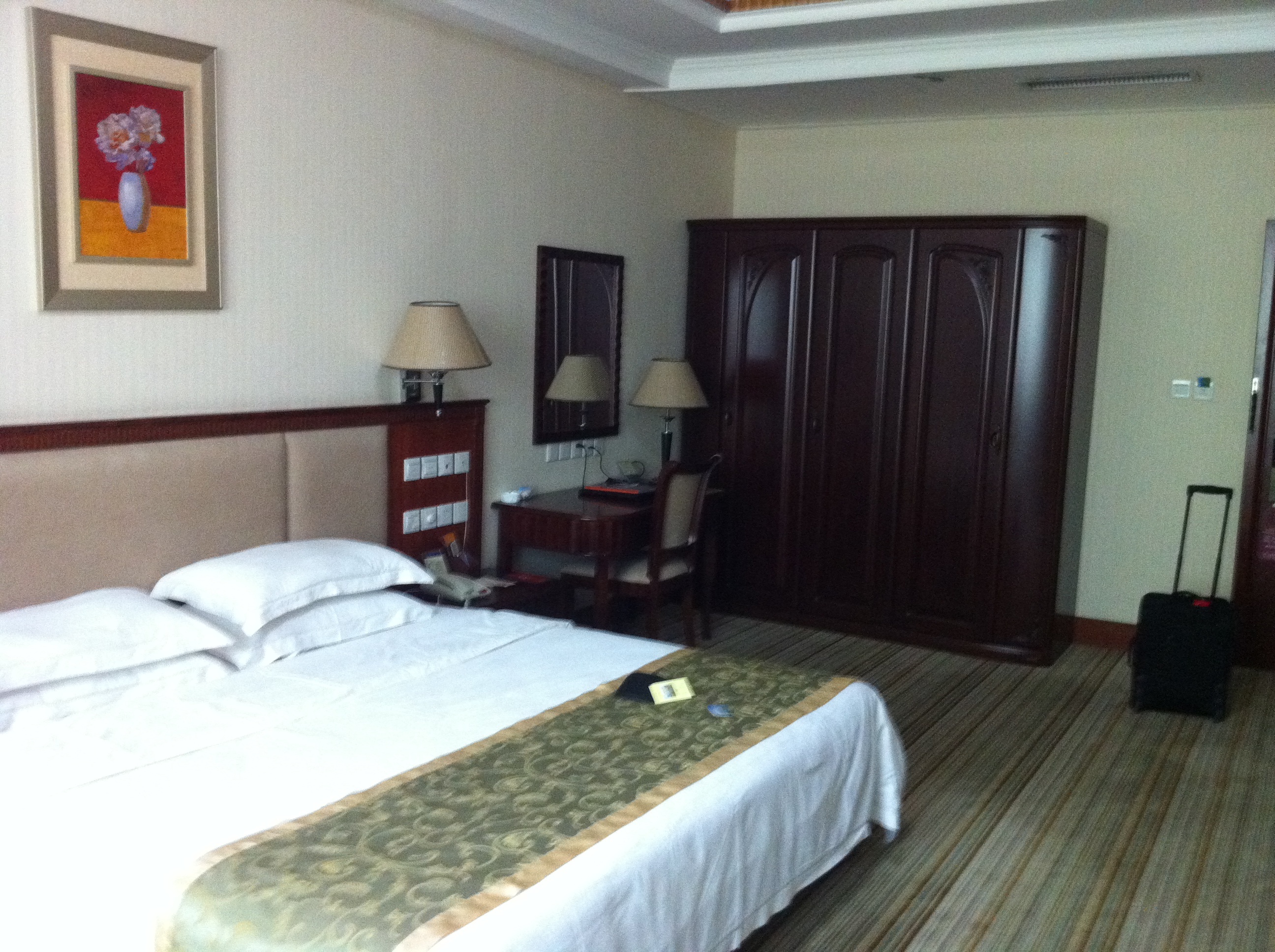 鸿达龙门大酒店-客卧