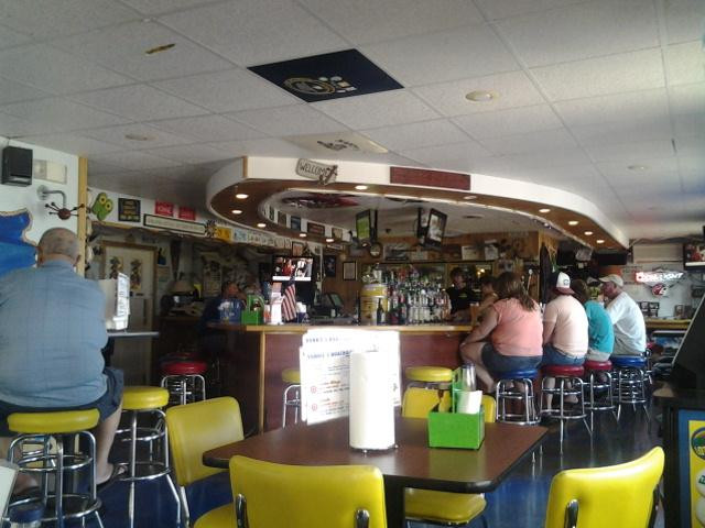 Vonnie's Boathouse Bar and Grille